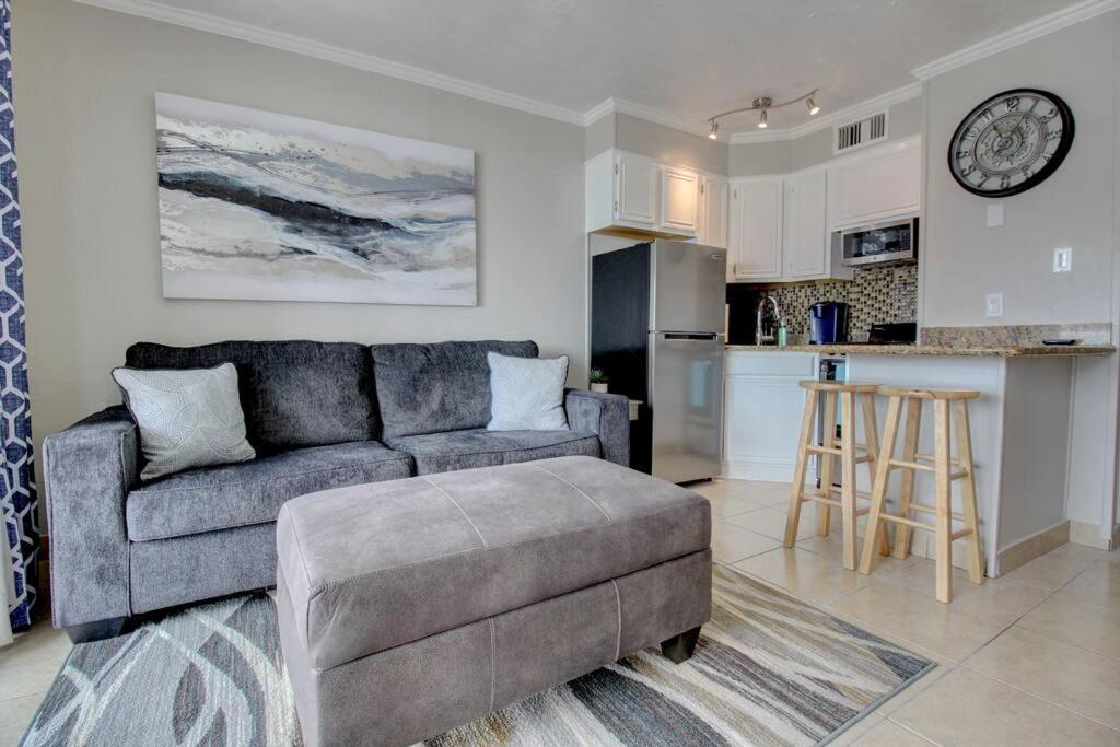 Blue Water Retreat - A Peaceful Getaway Apartment Galveston