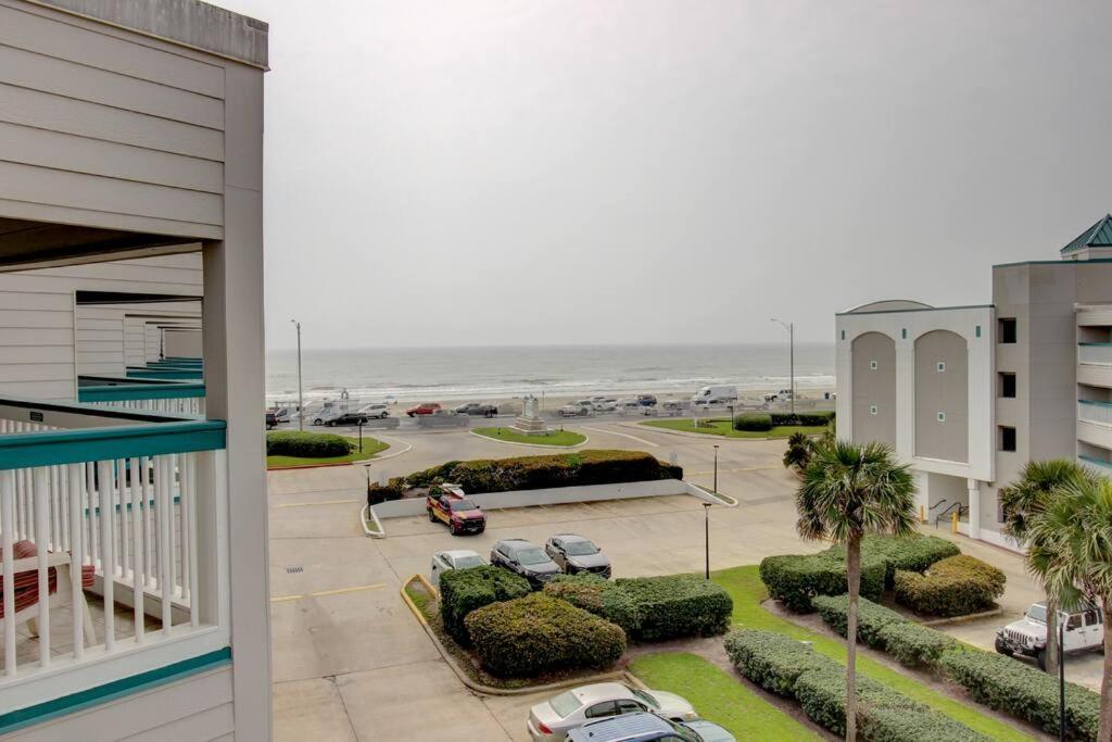 Blue Water Retreat - A Peaceful Getaway Apartment Galveston