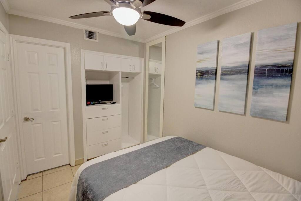 Blue Water Retreat - A Peaceful Getaway Apartment Galveston