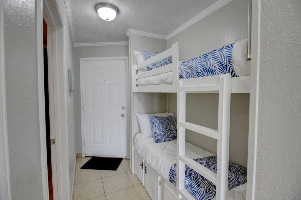 Blue Water Retreat - A Peaceful Getaway Galveston
